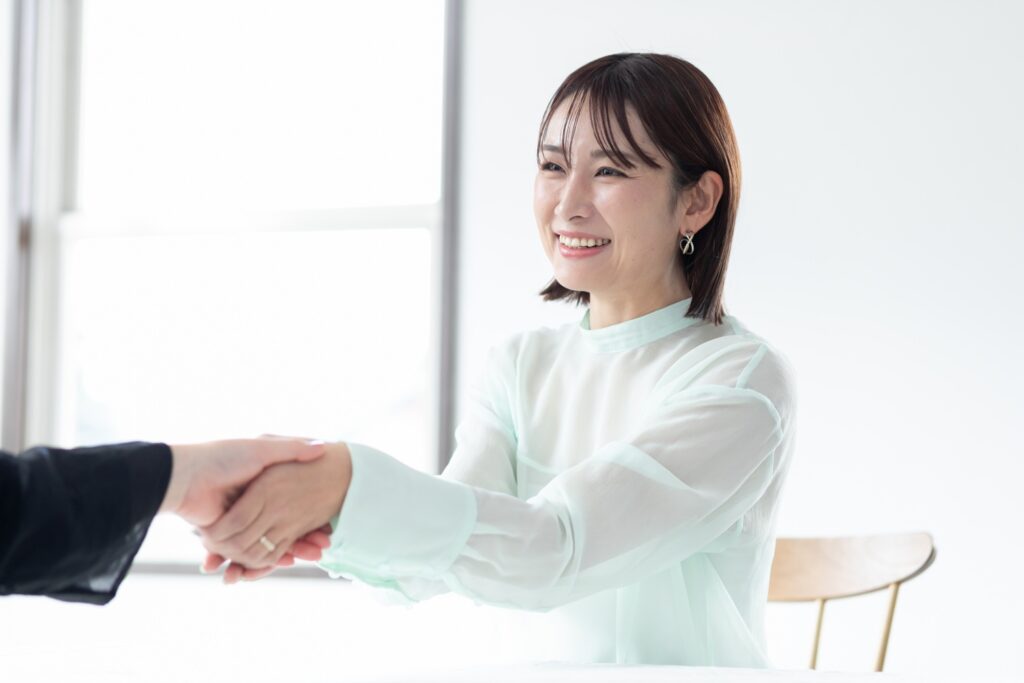 クライアントと握手している様子